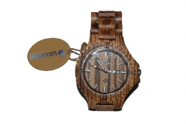 Reloj de madera con una lnea redonda y madera veteada hombre